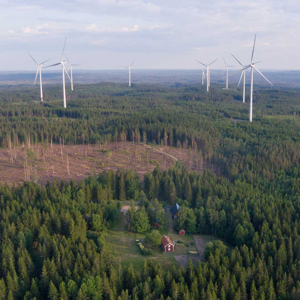 gård i närheten av vindkraft